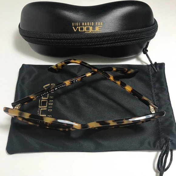 VOGUE - Sunglasses 😎 - Picture 6 of 9